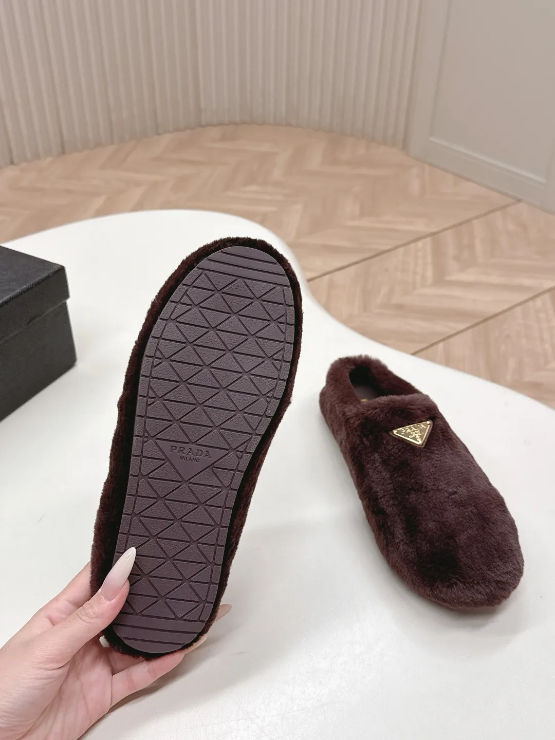 👟👟Ex-factory price 520👟👟 Prada prada25 autumn and winter furry slippers series, half-slip wool slippers, classic triangle buckle, comfortable, cute, cute, fashionable, elegant and versatile, the wool is comfortable and soft, awakening the warmth of autumn and winter. Let you walk comfortably from morning to night. Pair it with socks to easily cope with the changing seasons. Wool, sheep pattern lining, original outsole! 35-40 yards